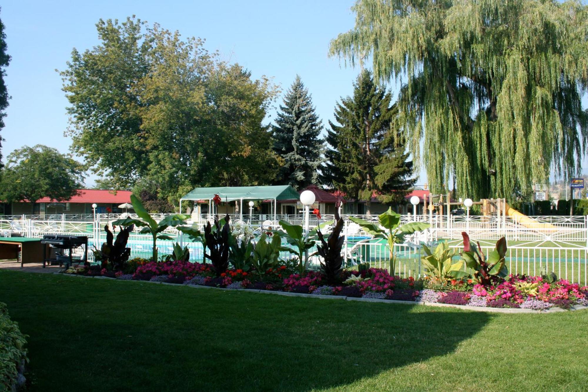 Okanagan Seasons Resort Kelowna Exterior photo